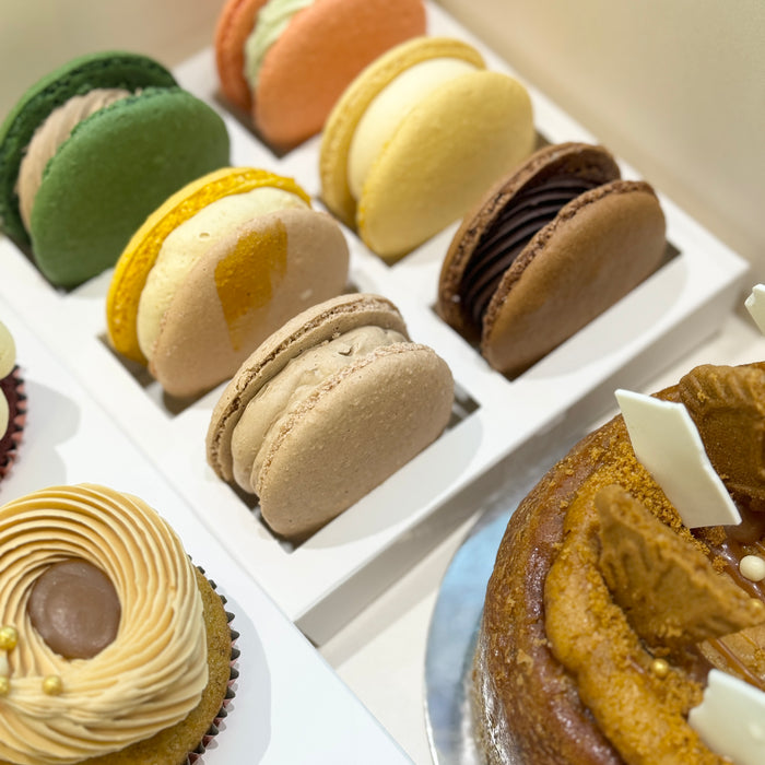 [ALL-TREATS-BOX] 5" BAKED CHEESECAKE x 6 CUPCAKES x 6 MACARONS