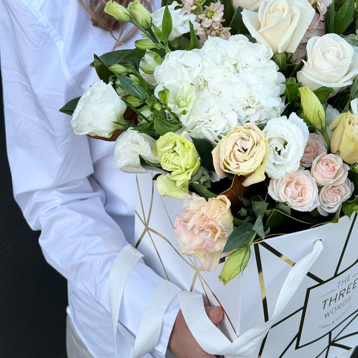 [TODAY] FLORISTS DESIGN FLOWERS IN LUXE BAG